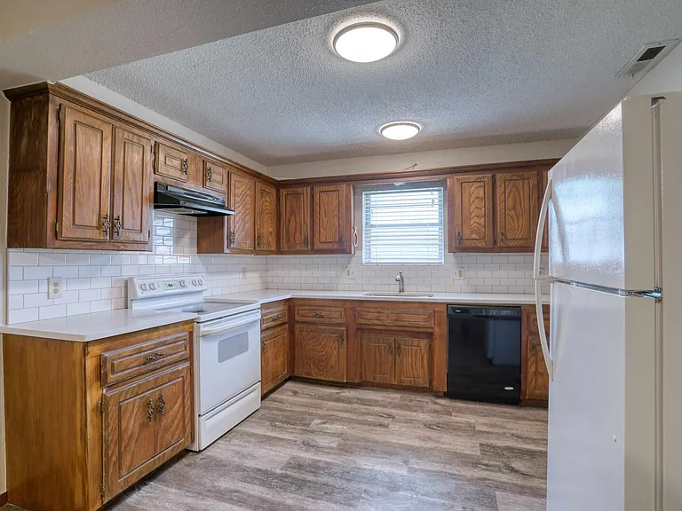 700 Wood Hollow Ln — Photo 3