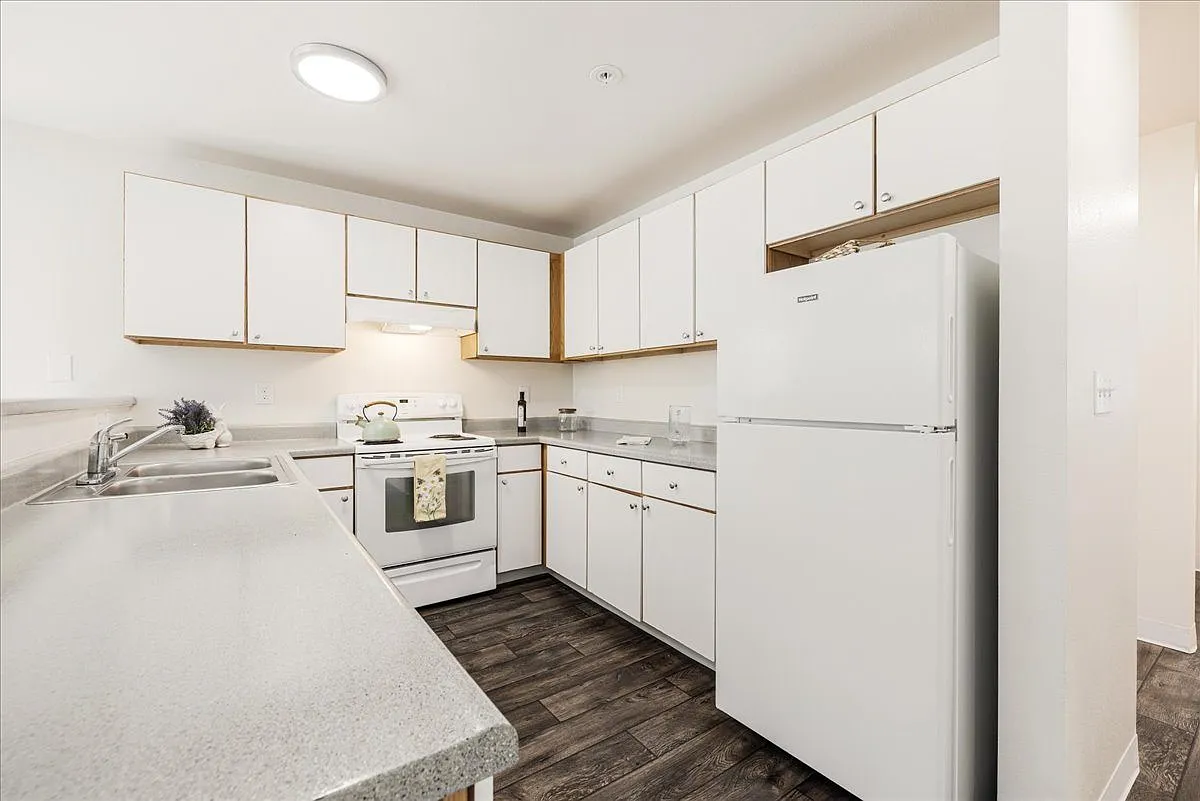 Foster Plaza Apartments — Photo 4