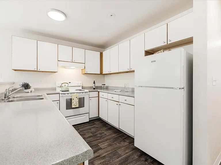 Foster Plaza Apartments — Photo 4