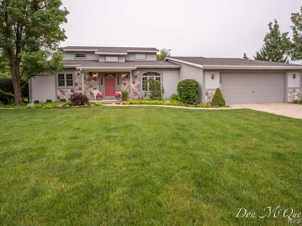 5225 Discovery Dr SE, Kentwood, MI 49508