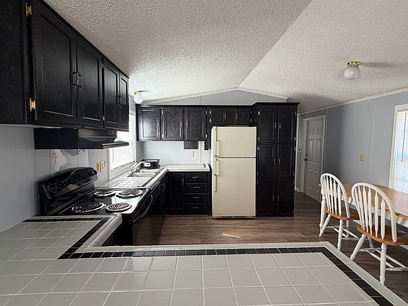 Spacious kitchen!