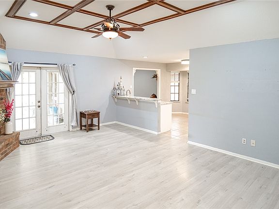 4th image of 2910 Persimmon St