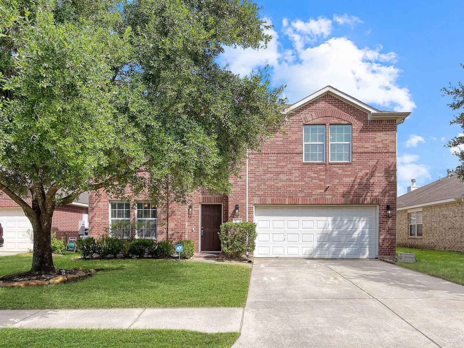 4 bed, 2.5 bath, 2802 sqft, $2,500 — Photo 2
