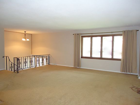 2nd image of 112 N Emerald Dr