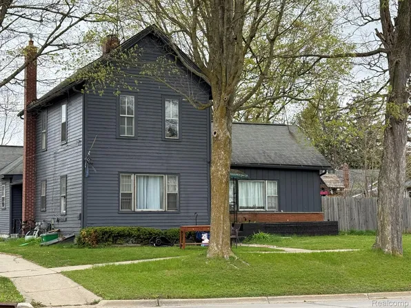 1138 W Oregon St, Lapeer, MI 48446