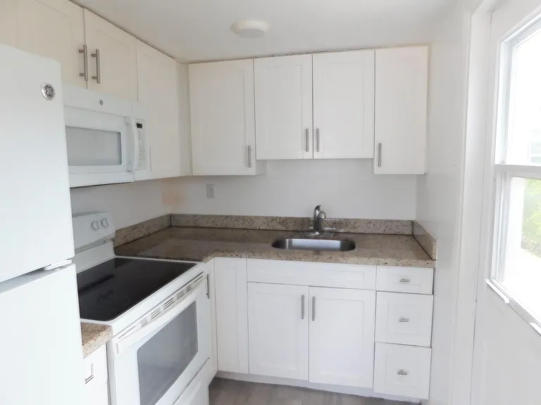 825 NE 6th St #3 — Photo 3