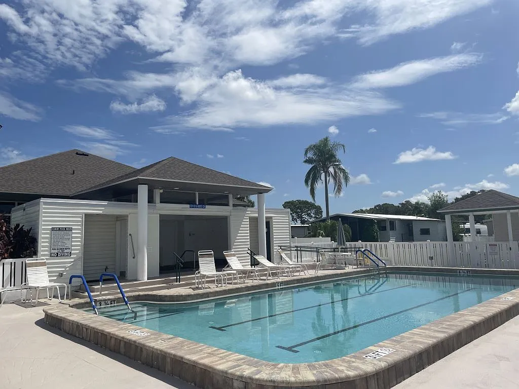 2 bed, 2.5 bath, 1456 sqft, $1,599 — Photo 4