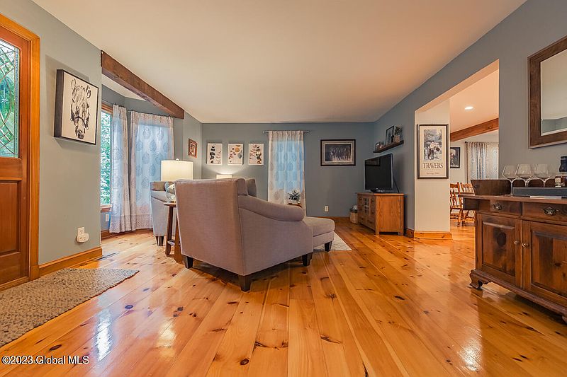 5th image of 212 Swan Street