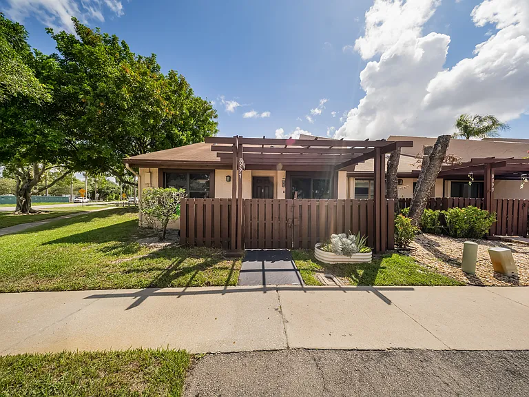 8397 NW 37th Pl — Photo 1
