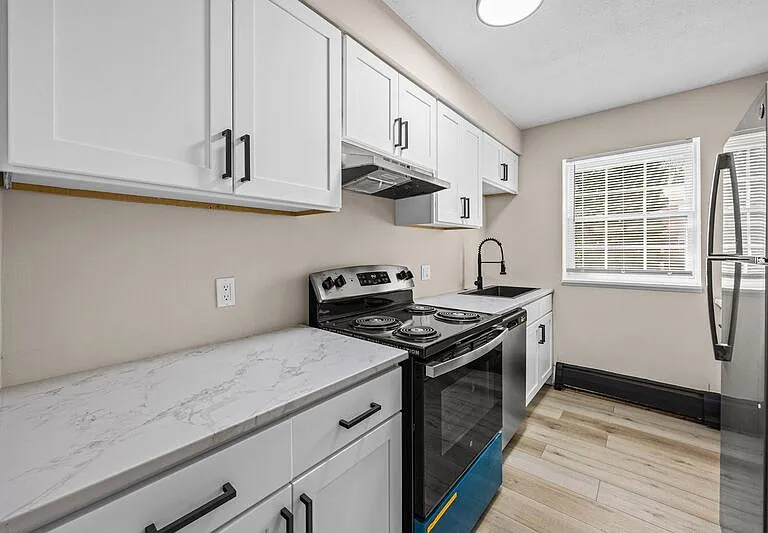 Holcomb Village Apartments — Photo 12