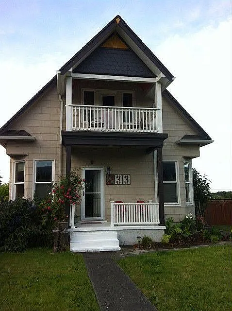 233 E 9th St photo 1