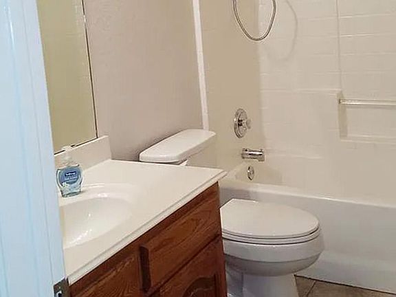 5th image of 2609 Redwood St