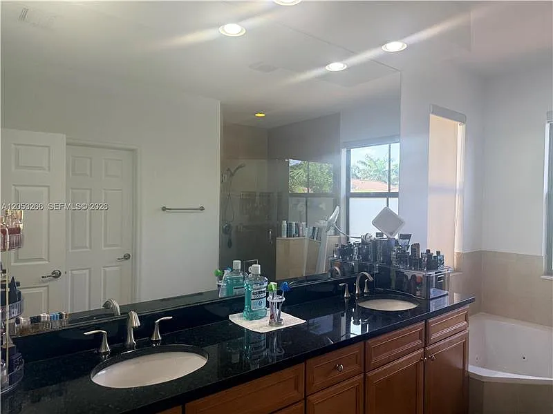 4 bed, 2548 sqft, $7,200 — Photo 2