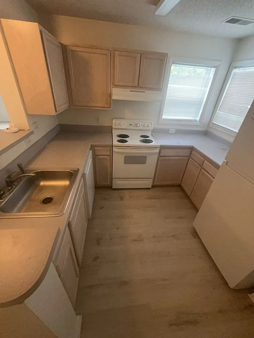 University Woods- Room available for rent! Application fee credited back to first full month's re... — Photo 2