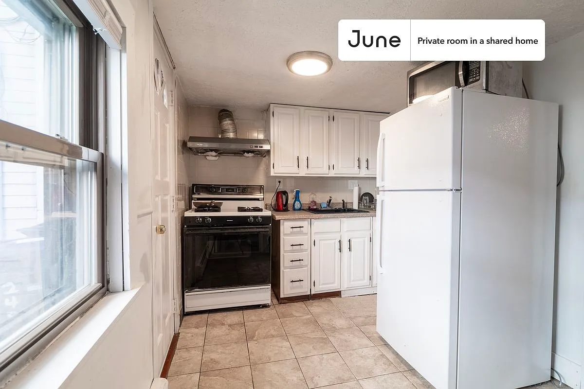 Queen bedroom in 5 bed/2 bath home in South Boston #1752 A — Photo 4