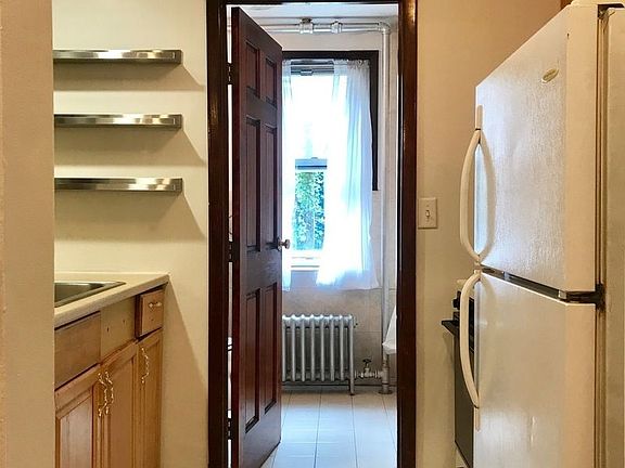 4th image of 140 W 75th St APT 2