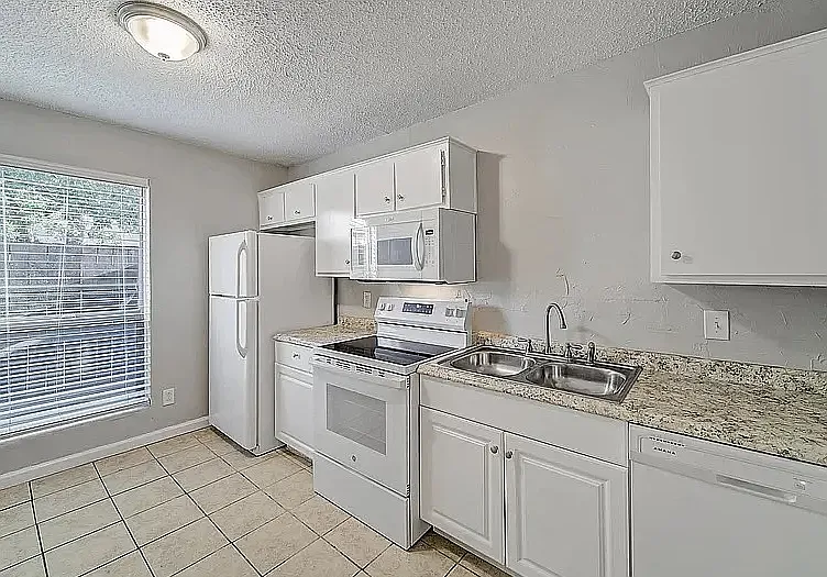 1901 Kingswood Ct #1903 — Photo 4