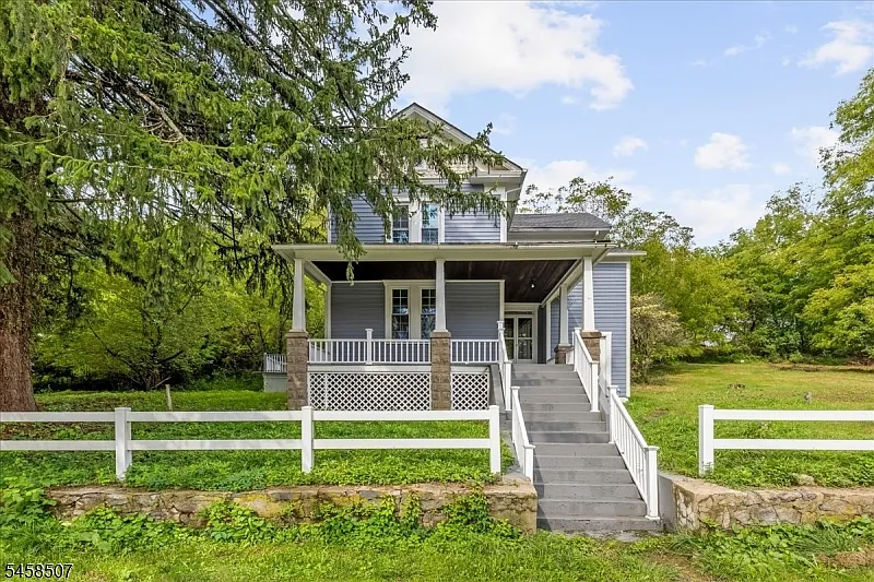 3 bed, 2.0 bath, $2,500 — Photo 2