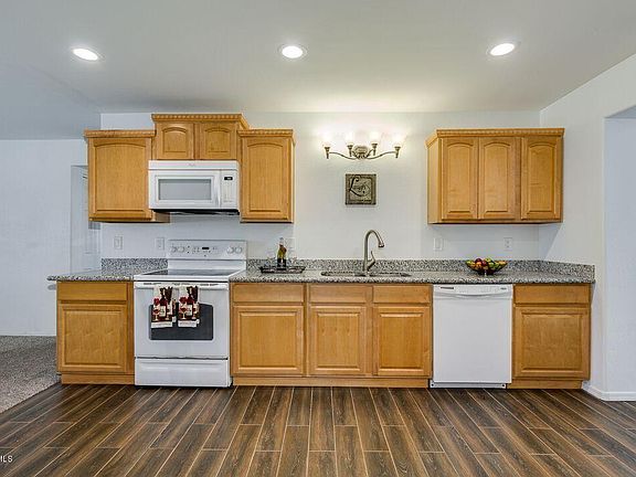 2nd image of 905 E Garnet Ave