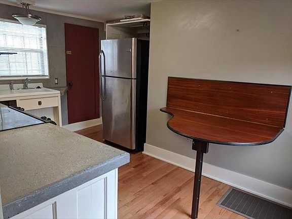 3rd image of 1112 Callaway Ave