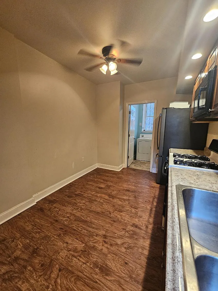 Building Photo - 4949 Chestnut St #1