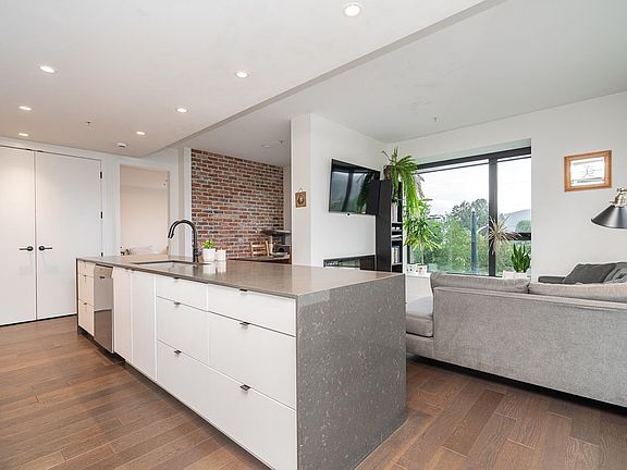 5th image of 83 Moody St #309