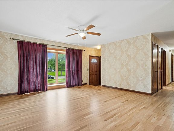 4th image of 23 Clive Dr NW