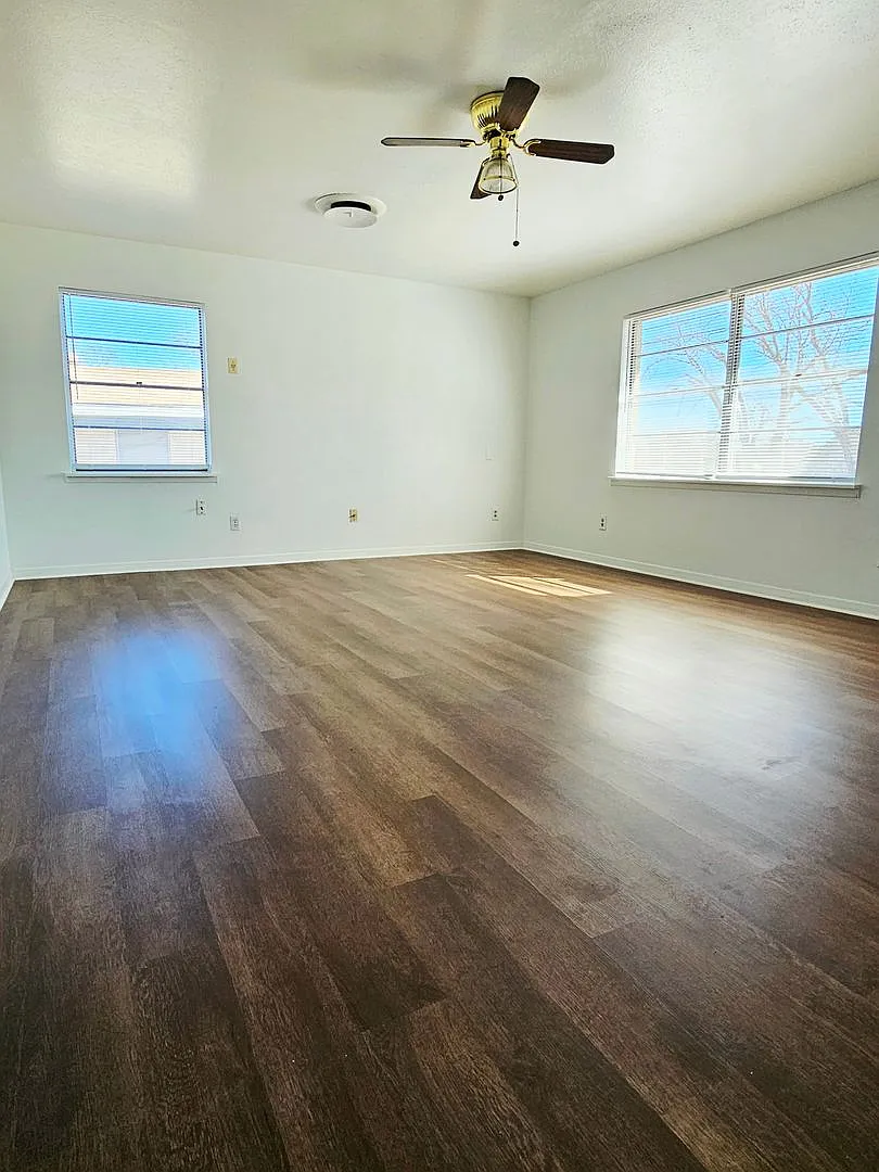 309 Crystal Dr. Available Now! — Photo 2