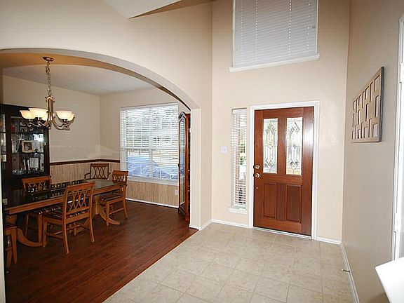 Nice foyer area that opens up nicely to the dining area and living area.