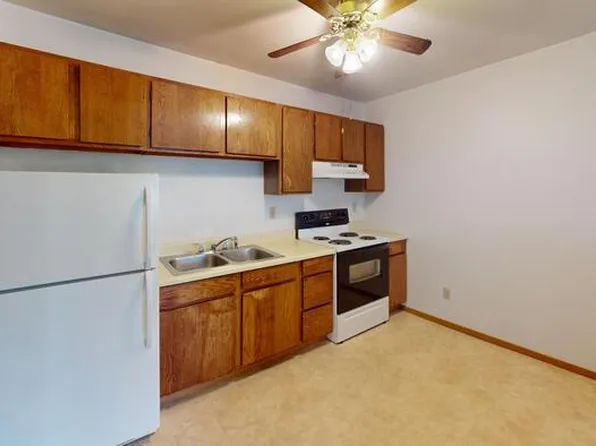 411 E Market St #17, Center, ND 58530