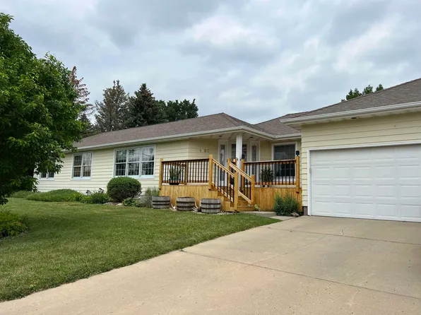 1130 Valley View Dr, Minot, ND 58703
