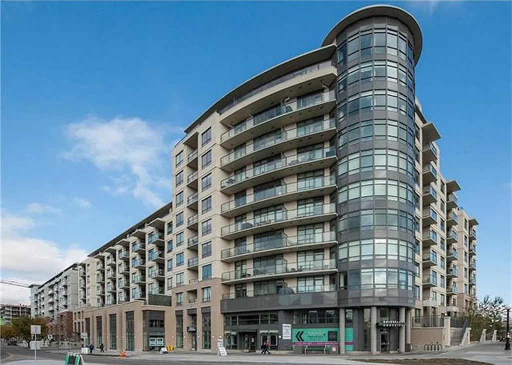 Modern 1 bedroom Bridgeland Condo with Stunning Downtown Views! CIP128 — Photo 2