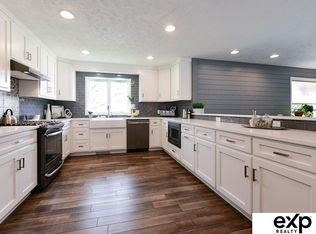 405 Brentwood Dr, Gretna, NE 68028