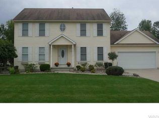 9109 Via Cimato Dr, Clarence Center, NY 14032