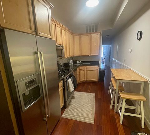 5th image of 102 Fleet St APT 2L