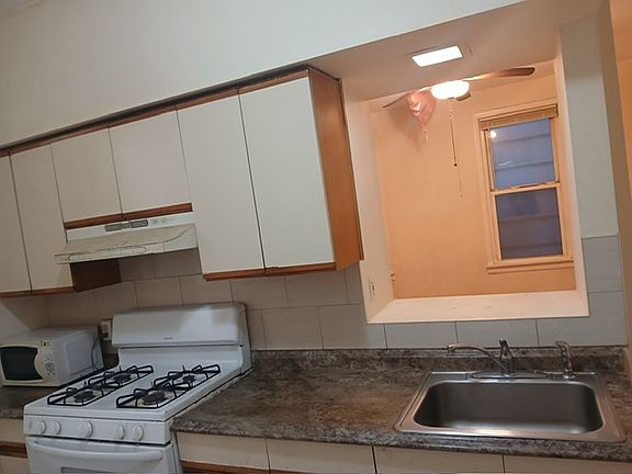 4th image of 35 Stagg St APT 2