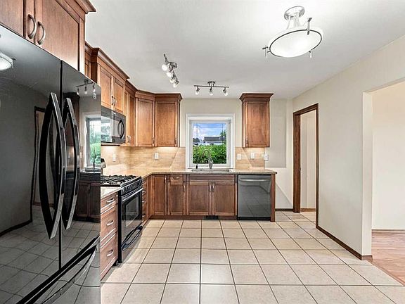 4th image of 102 SW Richards Cres
