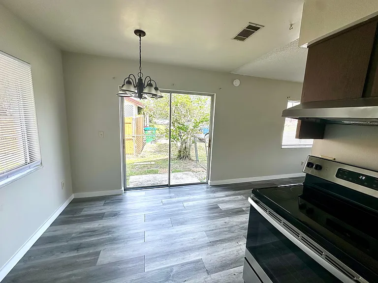 933 Bryan Ct — Photo 9
