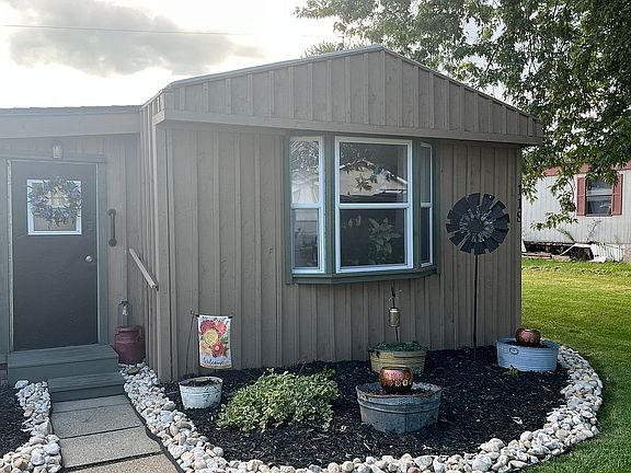 3rd image of 118 Brook Ln