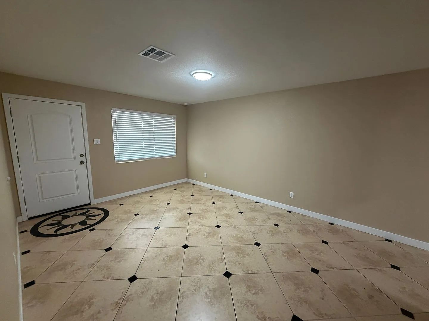 3 bed, 1.5 bath, 1020 sqft, $1,700 — Photo 2