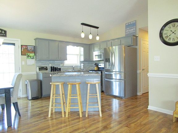 5th image of 105 Cole Ln