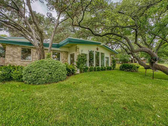 5th image of 255 Elm Lodge Dr