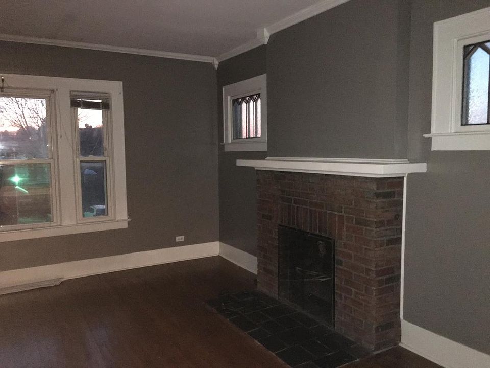 Living Room W/ Fireplace