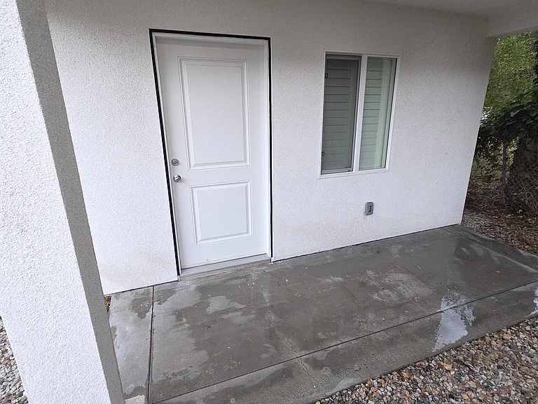 318 E Newman Ave #B — Photo 1