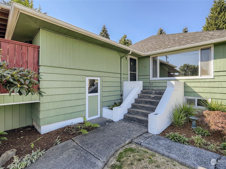Front Entrance with great natural light >