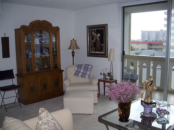 Living Area, Clean and Bright