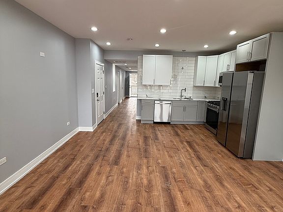 4th image of 4907 W Walton St #2