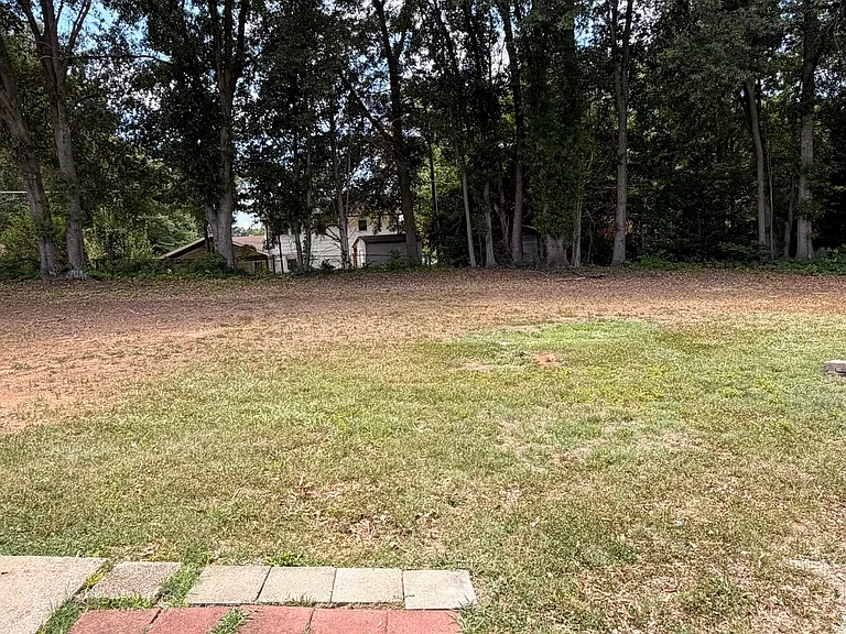 111 Hunter Dr — Photo 15