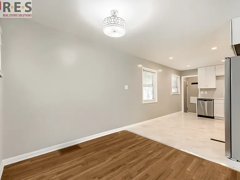 3201 S Holly St — Photo 5