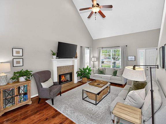 4th image of 102 Latham Ct